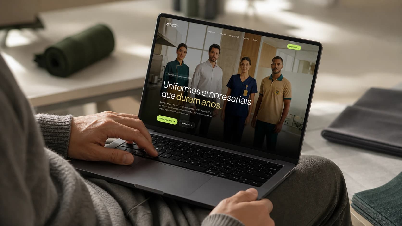 Site da Uniformes Calango aberto em um notebook