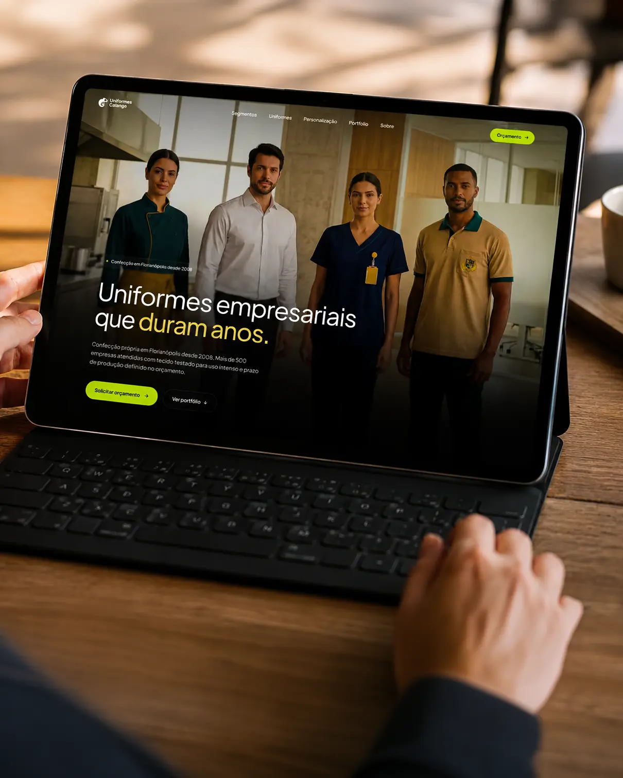 Site da Uniformes Calango em uso sobre uma mesa